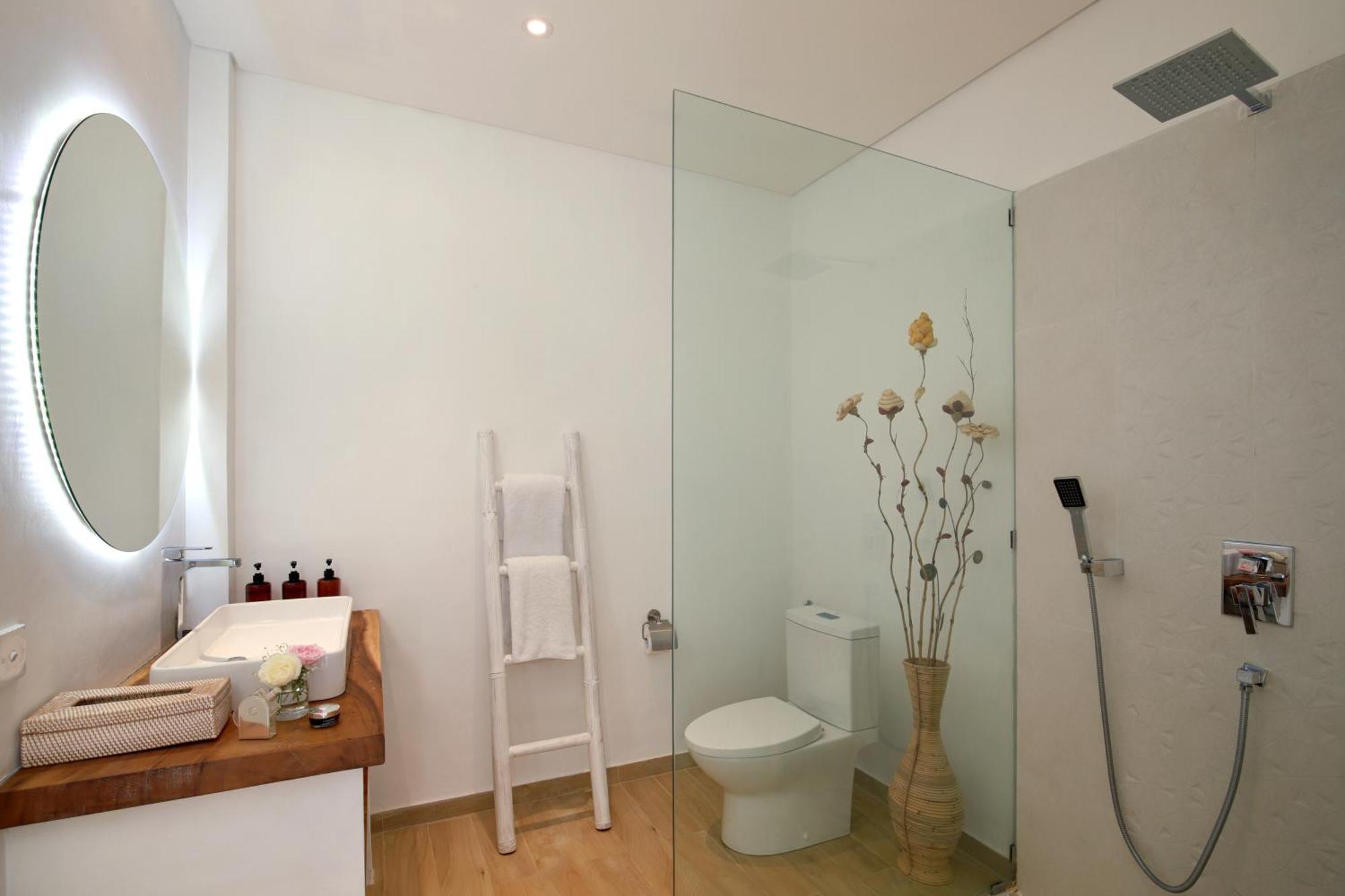 Trendsetting Ultimate 6-bed Getaway-staff-breakfast-bbq-billiard Canggu (Bali)